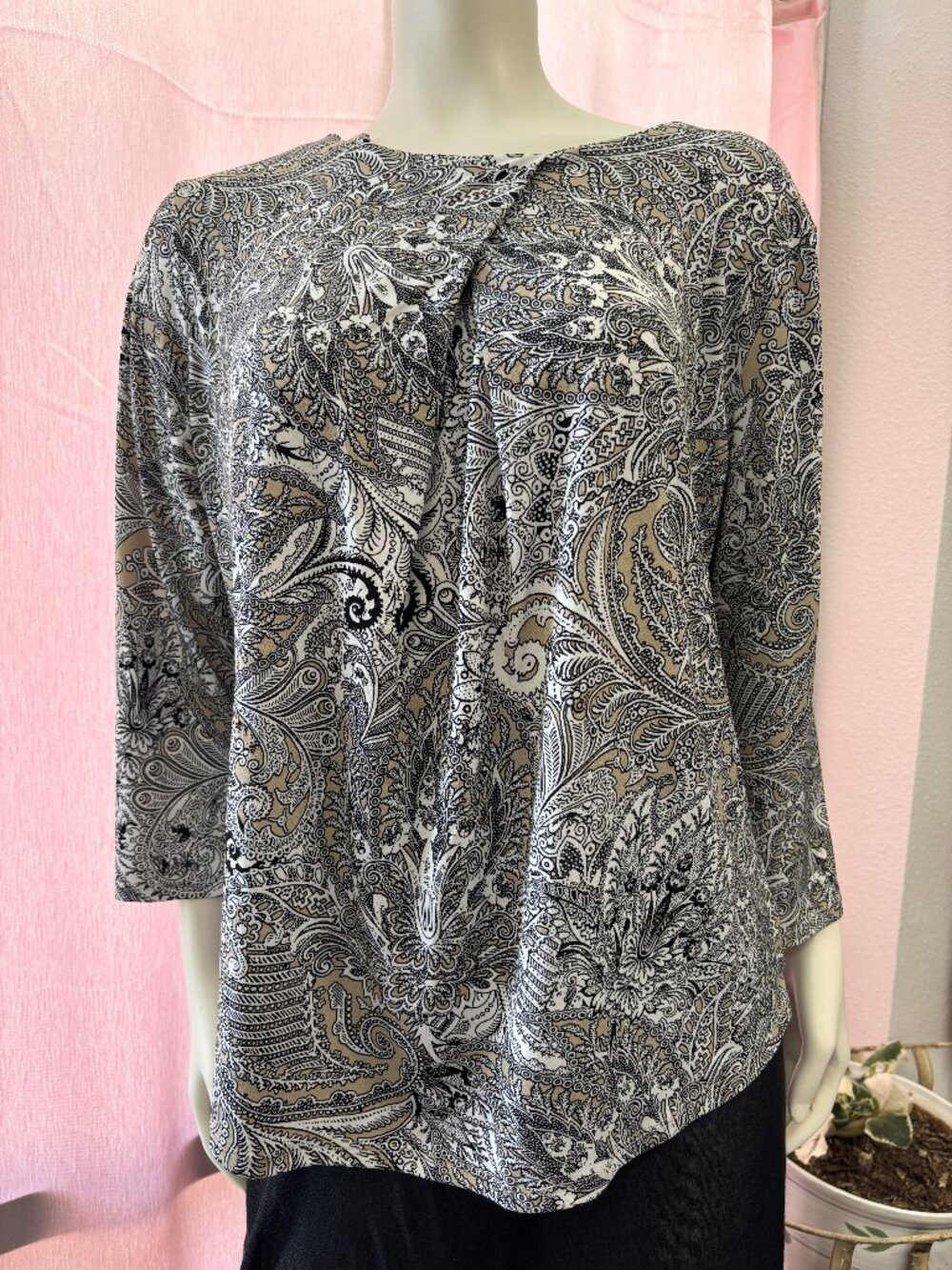 Liz Claiborne Medium Paisley Print Blouse Black White Taupe Pleated Neck Career